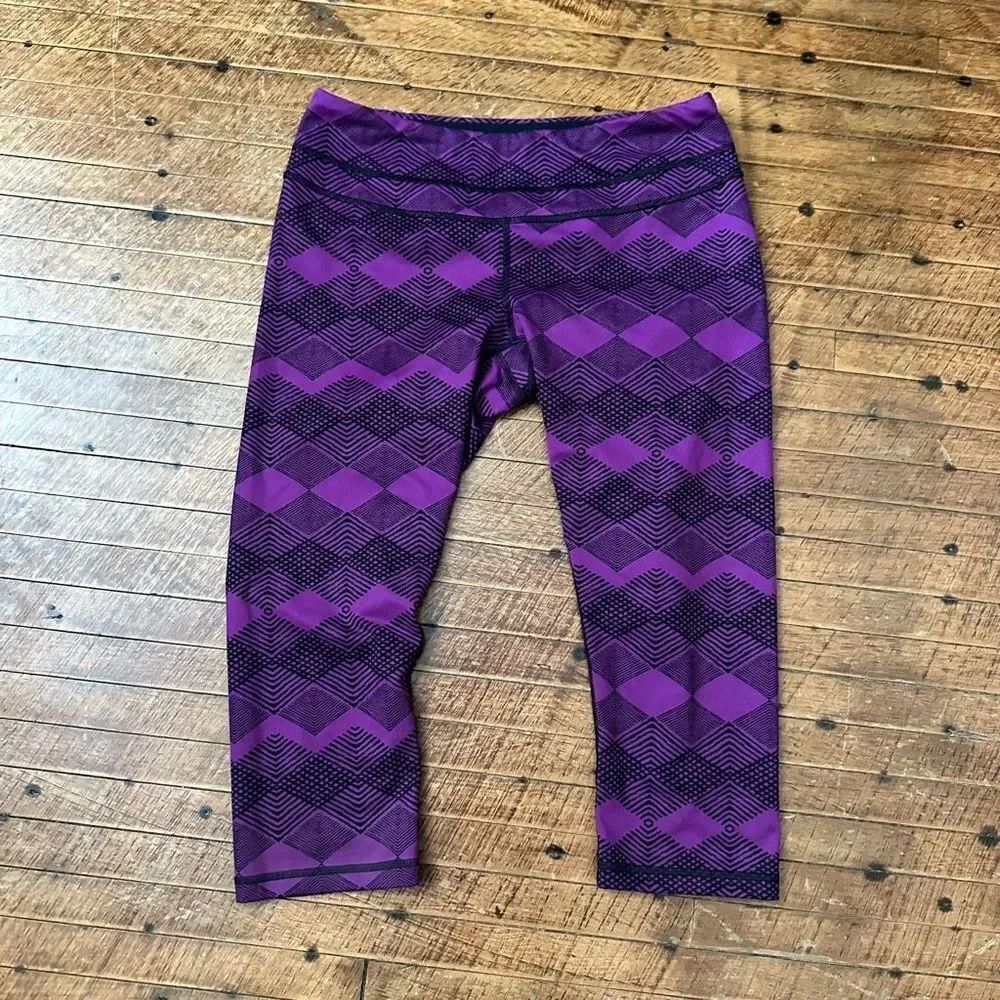 Lucy Athleisure purple & black chevron cropped leggings
